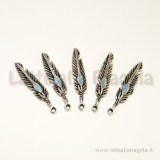 Charm piuma in metallo zincato argento antico 28x5mm